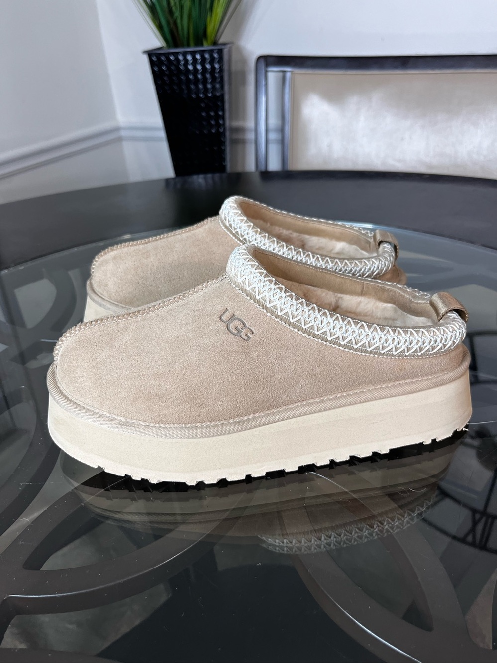 Ugg Tazz Tasman Platform Slippers
Beautiful Mustard Seed Sz 9